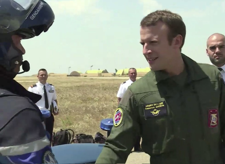 La France brûle, mais notre Président narcisse est obnubilé par son image