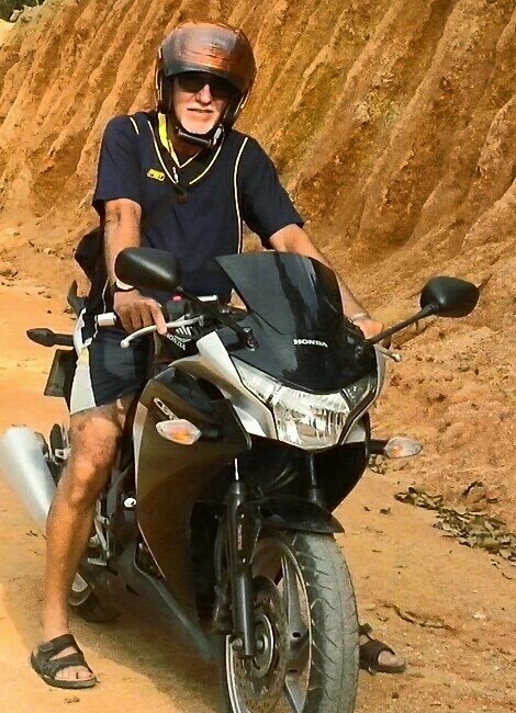 En Thaïlande avec ma 250 Honda CBR, j'ai 64 ans. A 77 ans je viens d'acheter une Honda 125 R et je l'utilise plus que ma voiture neuve