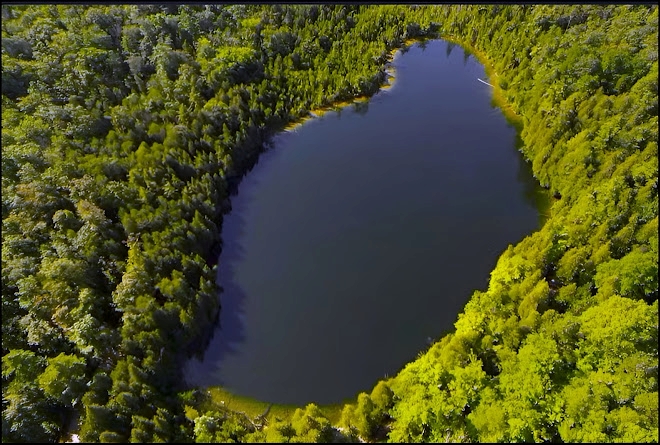 Vue aérienne du lac Crawford près de Milton, Canada,  site de référence mondial du commencement de l'Anthropocène