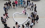 Il la demande en mariage avec 99 iPhones, elle refuse !