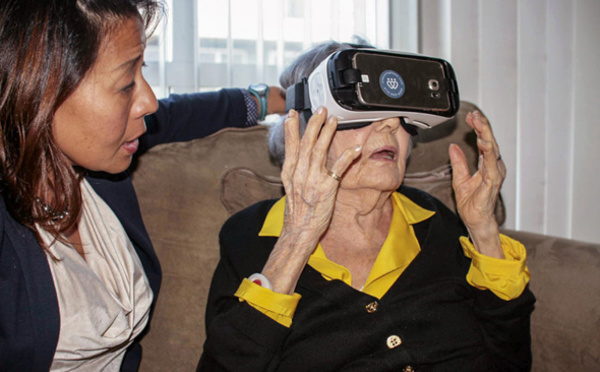 Un médecin utilise la réalité virtuelle pour soigner des patients