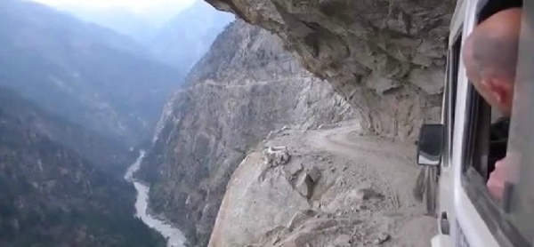 Les voyages en voiture dans l'Himalaya, c'est rock'n roll !