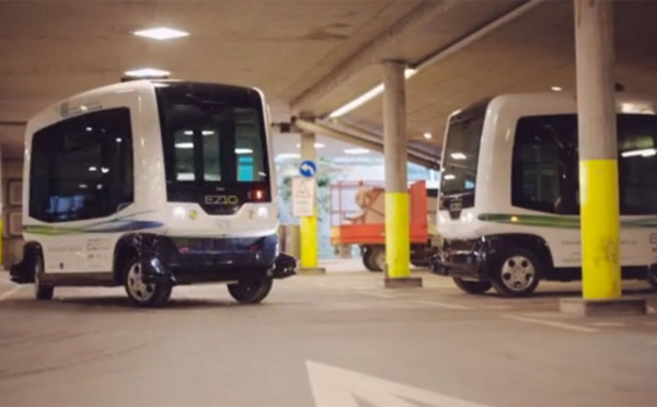 L'automobile, les transports routiers et les transports en commun à la veille d'un grand bouleversement.